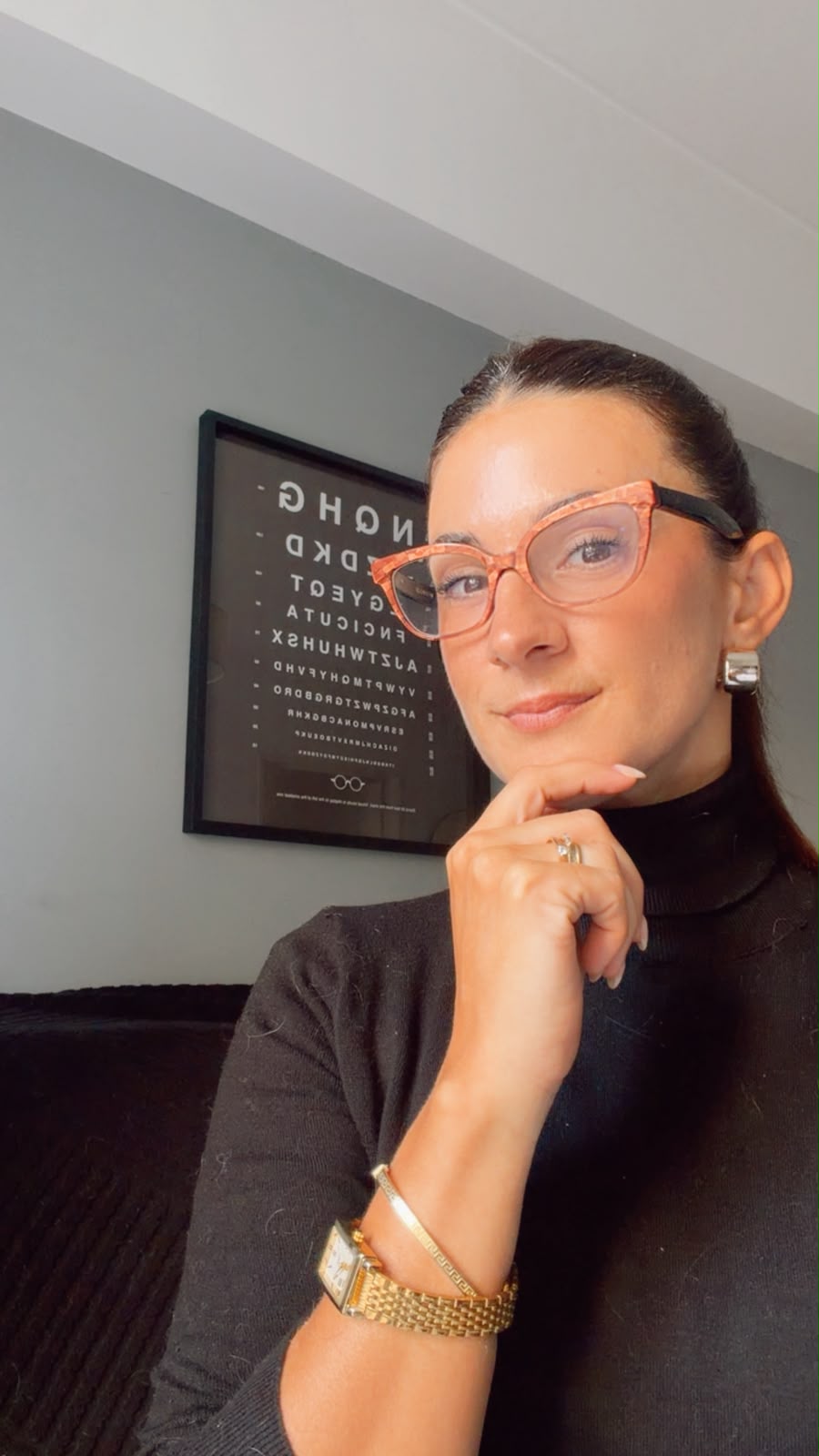 Luciana, fundadora de Opticool, con anteojos